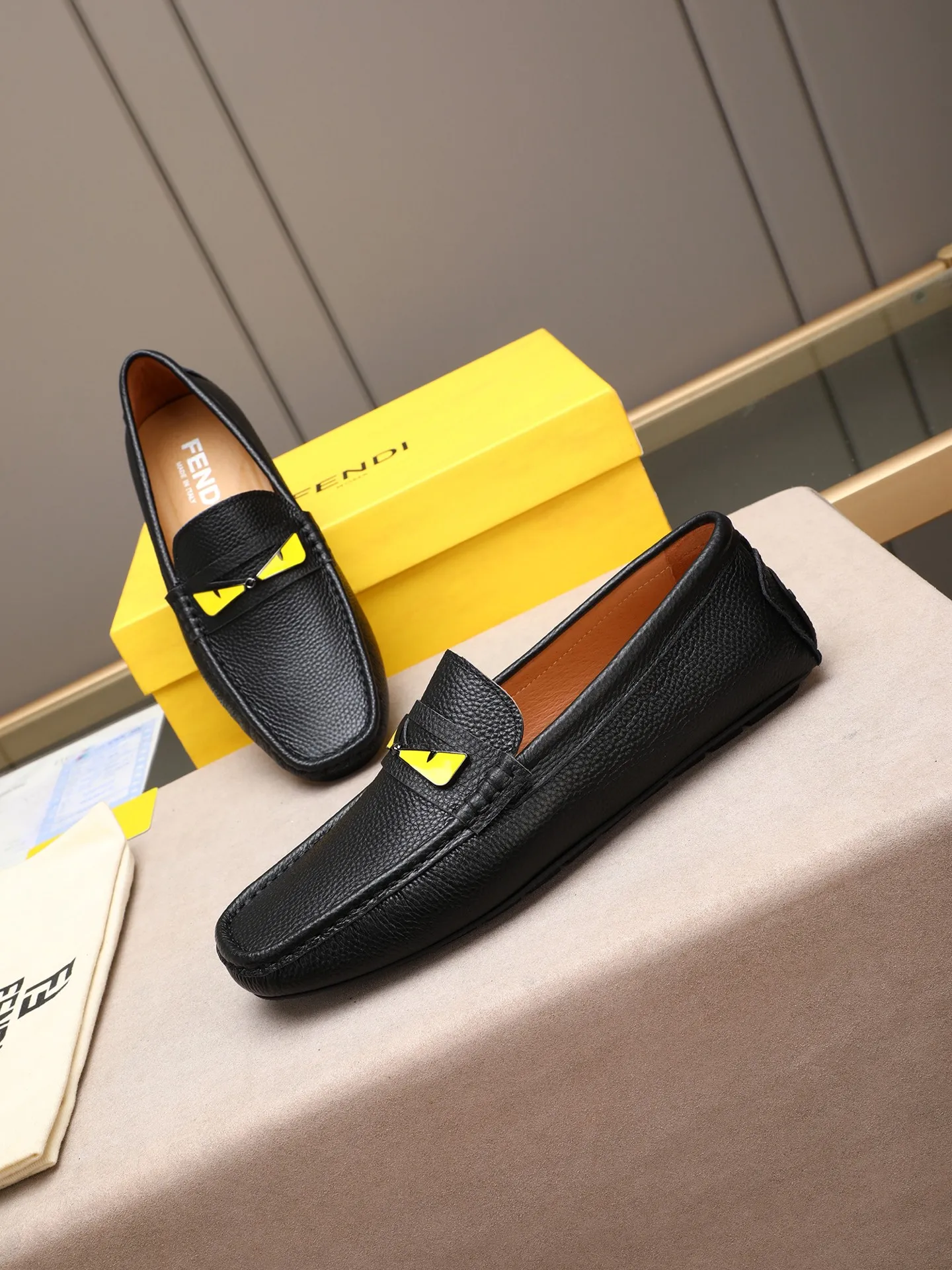 Men's shoes 💰400💰[FENDI] The little monster of Fendi F family, which is popular all over the world, is coming in a big way, the latest color, driving slip-on loafers, avant-garde and versatile fashion men's shoes, bun shoes, bean shoes👌👌👌 Private mold opening, 1:1 reproduction... The upper is made of first-layer cowhide, and the first-layer pigskin lining... is extremely comfortable, fashionable, simple, atmospheric and personalized [color] The side of the shoe is more refined, and the overall effect is handsome [ Turn in a circle][Turn in a circle]💭This hardware monster with eyes is not the popular version on the market🚳🚳Compared with the old model, it is more trendy, eye-catching and more classy🔰This summer, the little monster will subvert the old ideas and share the fashion with you🔱A must-have for fashionistas! Must keep it for yourself! Online outsole, high-end quality workmanship. Color: black, blue, white, red. Matching code: 38-44 (45 46 47 customized) (standard leather shoe size)